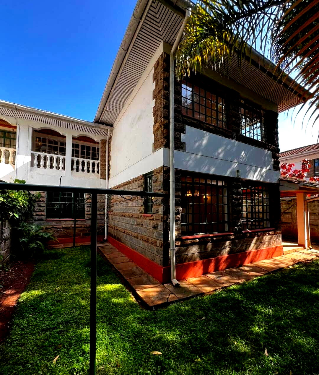 4-Bed Townhouse with DSQ & Private Garden - Lavington