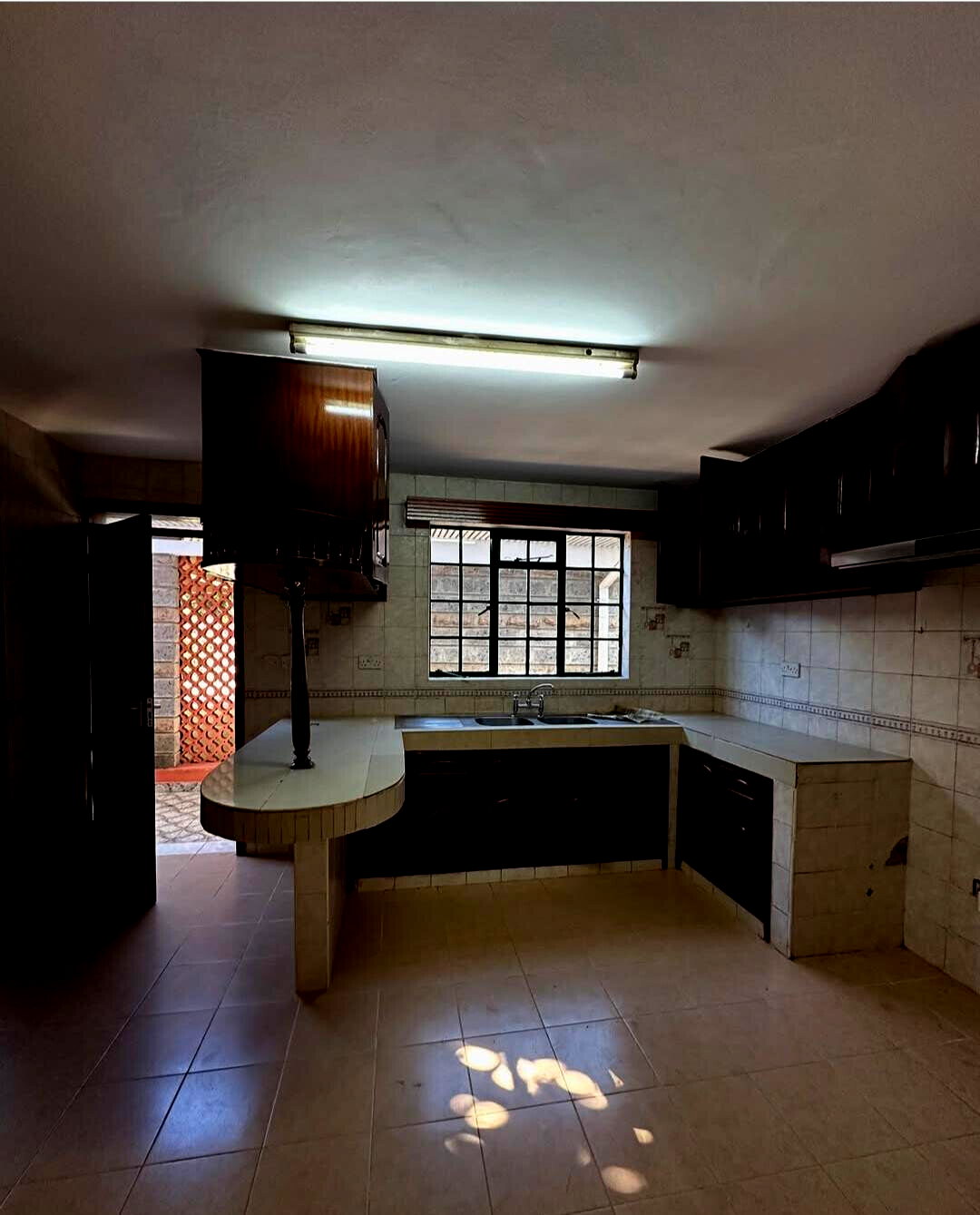 4-Bed Townhouse with DSQ & Private Garden - Lavington