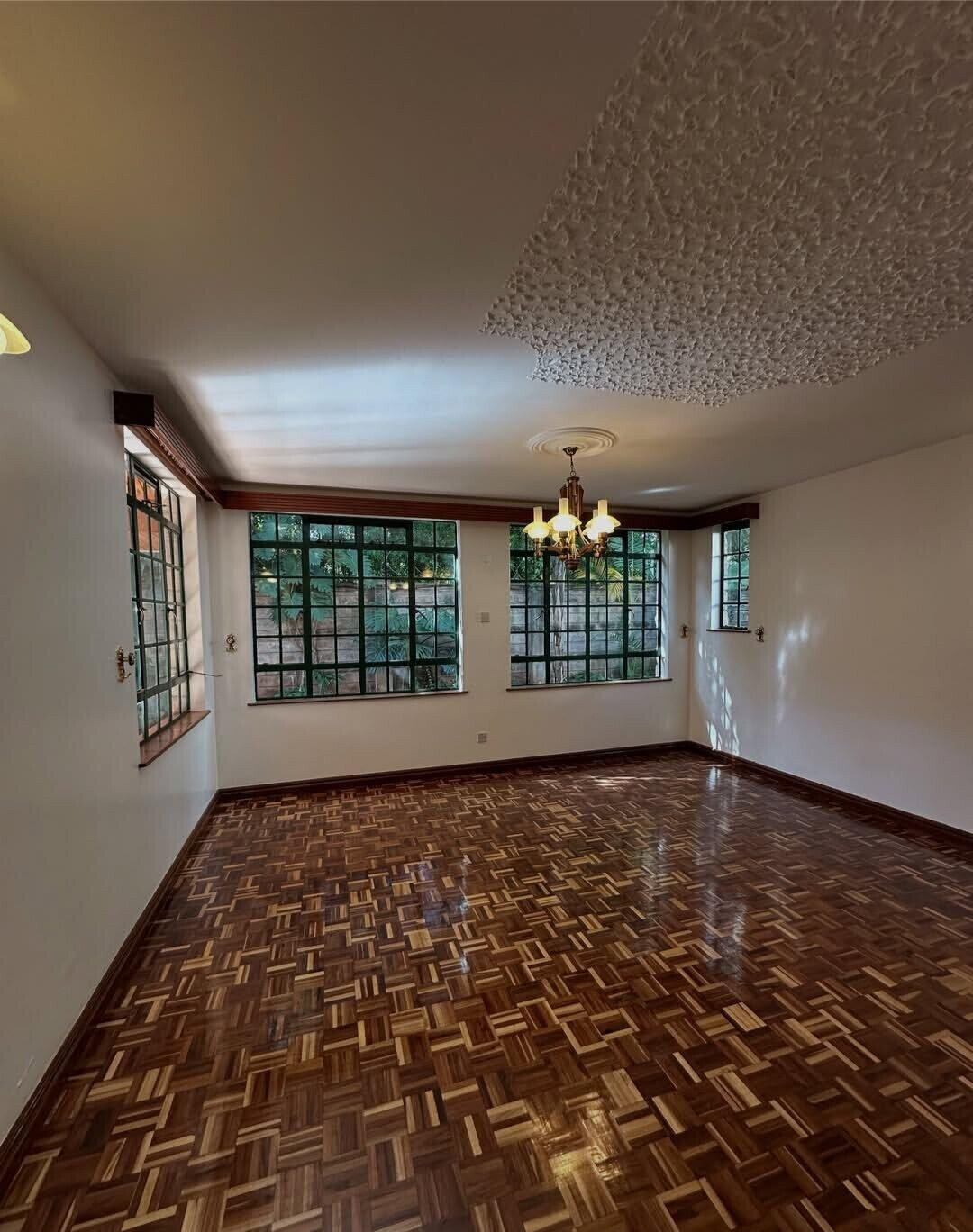 4-Bed Townhouse with DSQ & Private Garden - Lavington
