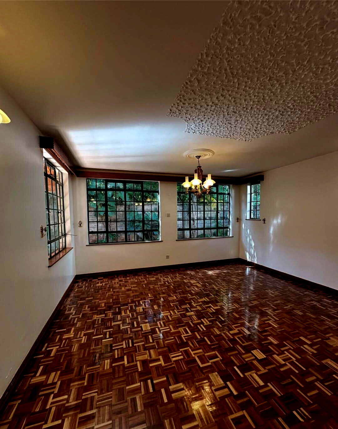 4-Bed Townhouse with DSQ & Private Garden - Lavington