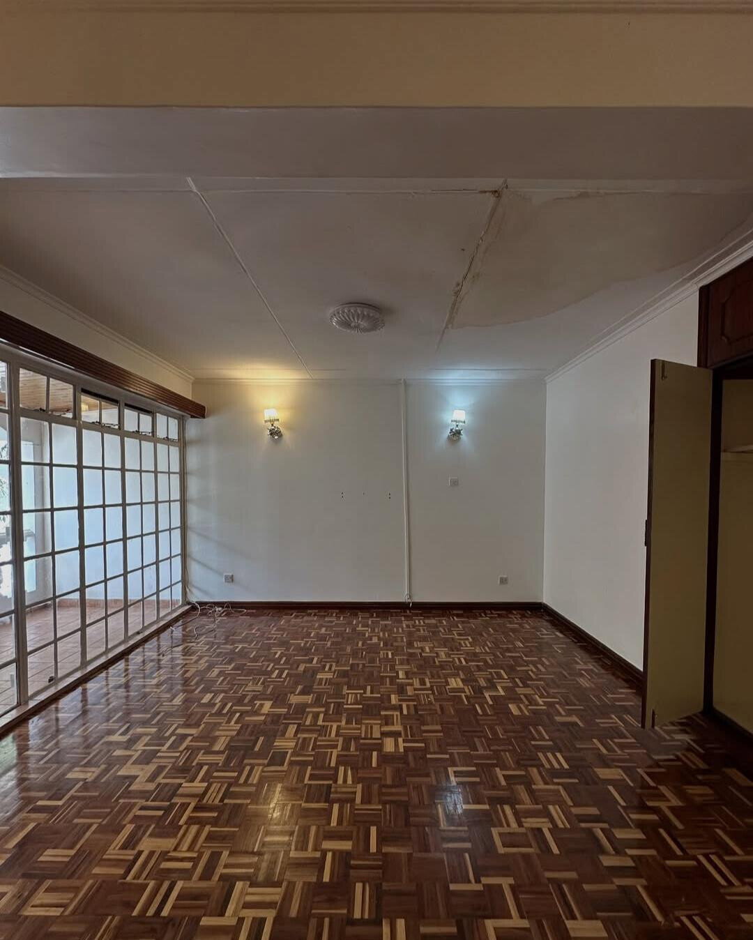 4-Bed Townhouse with DSQ & Private Garden - Lavington
