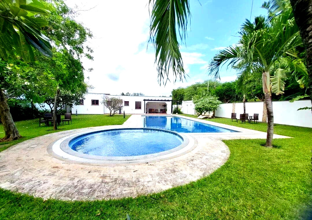 4BR All-Ensuite Villa with Rooftop Kitchenette & Pool - Nyali