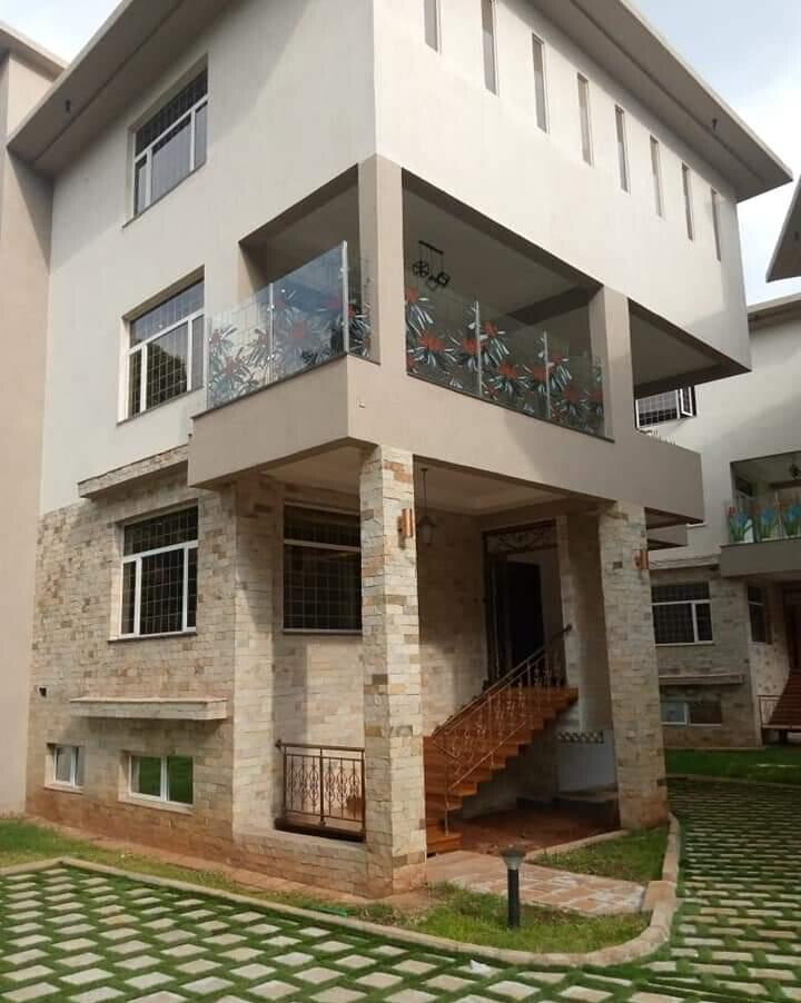 New 4-Ensuite Townhouse with Cinema & Lift - Spring Valley
