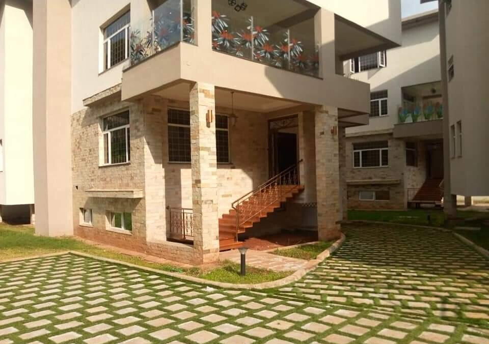 New 4-Ensuite Townhouse with Cinema & Lift - Spring Valley