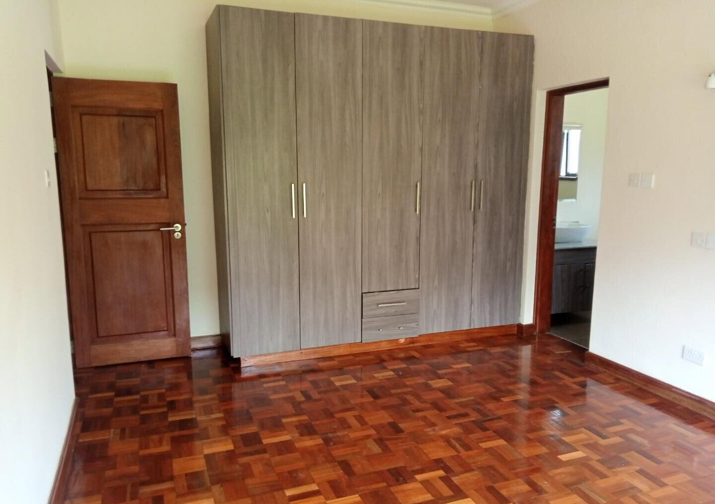 5BR Townhouse with Gym, Pool & DSQ in Kitisuru