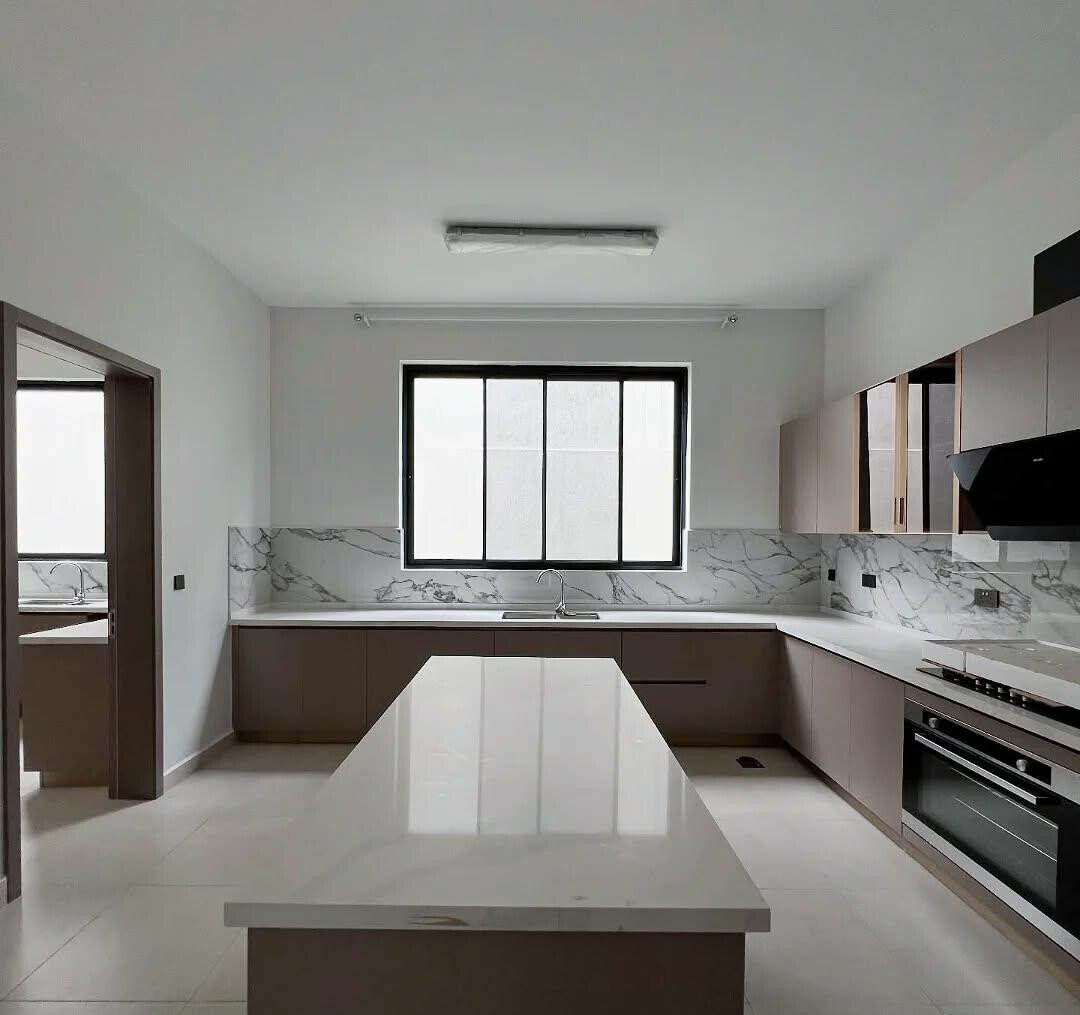 5-Ensuite Townhouse with Two Kitchens & Study - Lavington