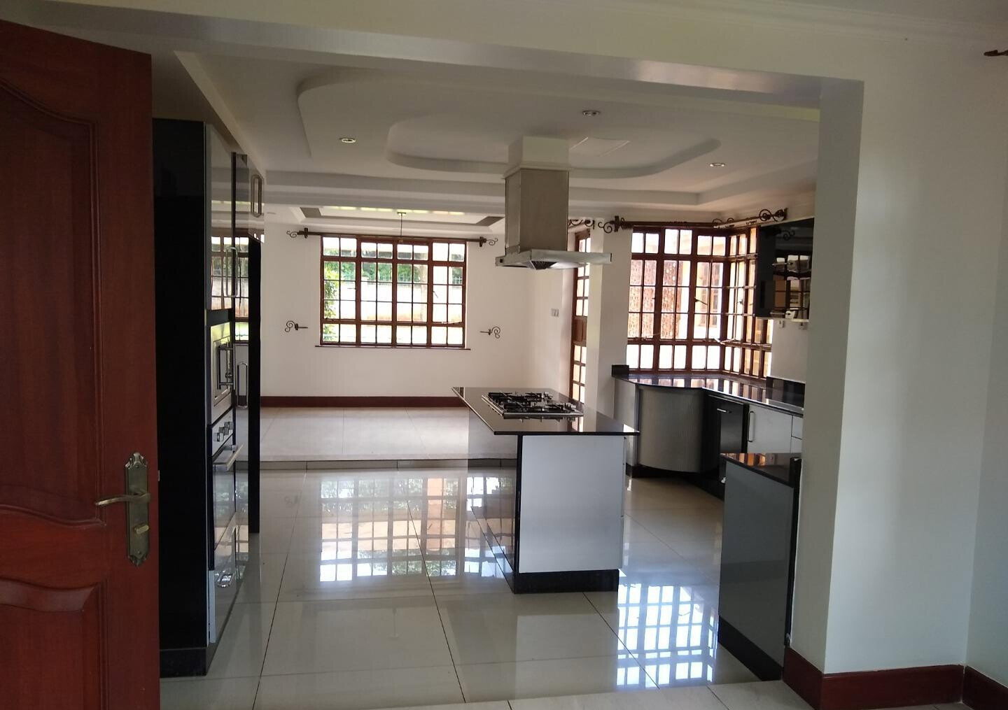 Half-Acre 5BR All-Ensuite Townhouse with Heated Pool - Runda