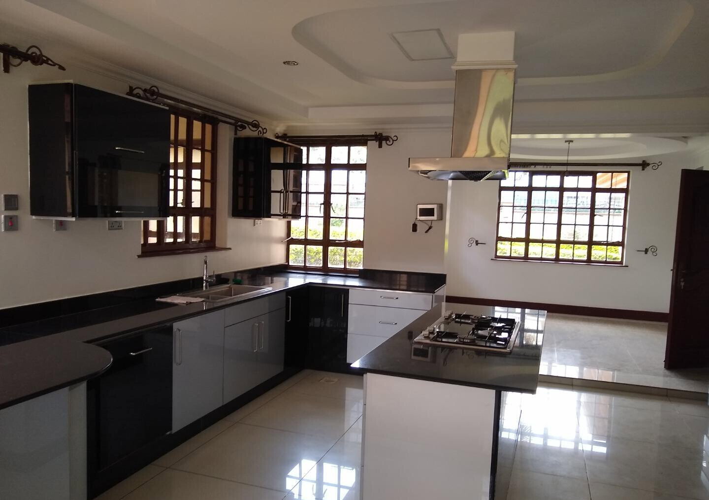 Half-Acre 5BR All-Ensuite Townhouse with Heated Pool - Runda