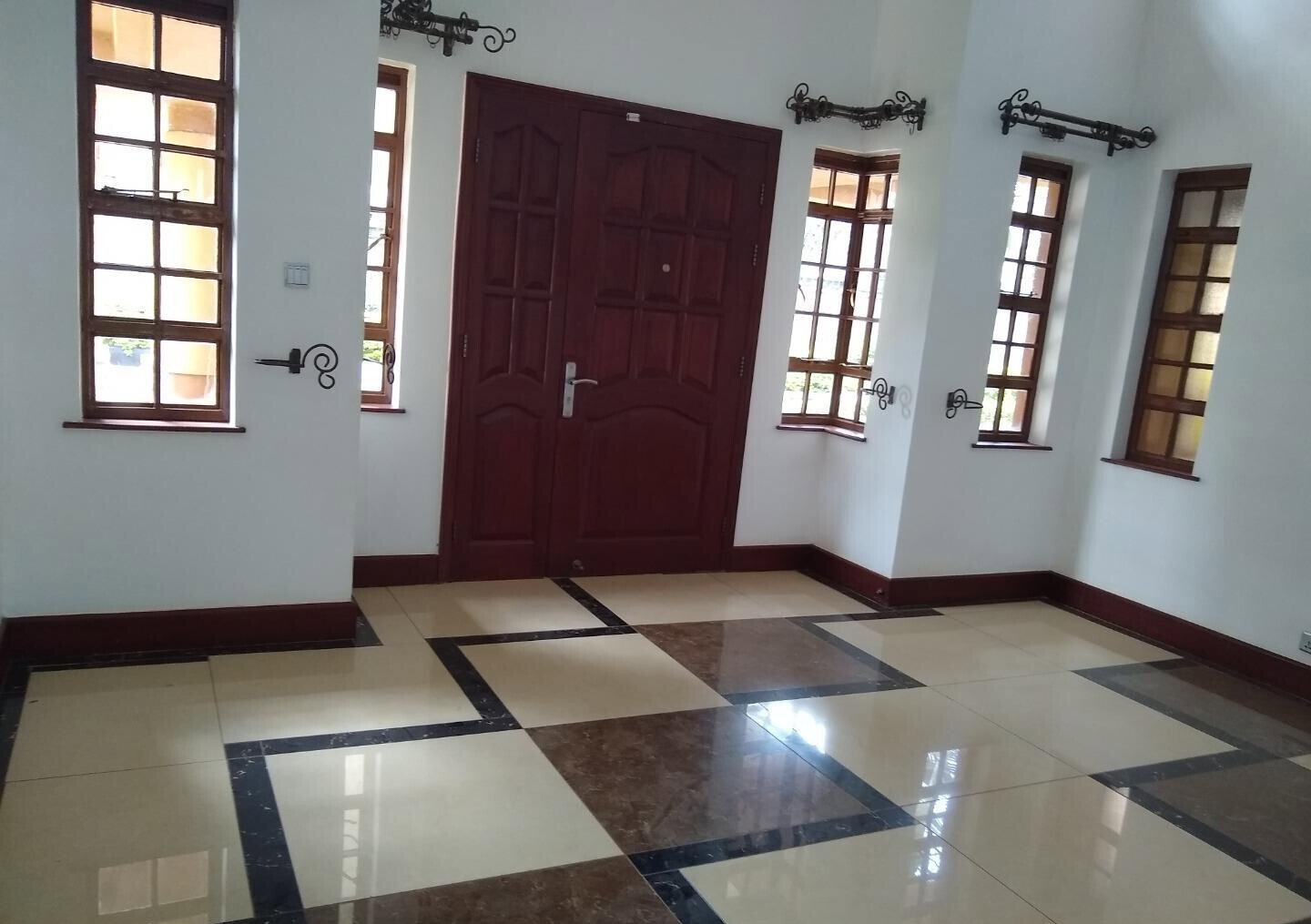 Half-Acre 5BR All-Ensuite Townhouse with Heated Pool - Runda