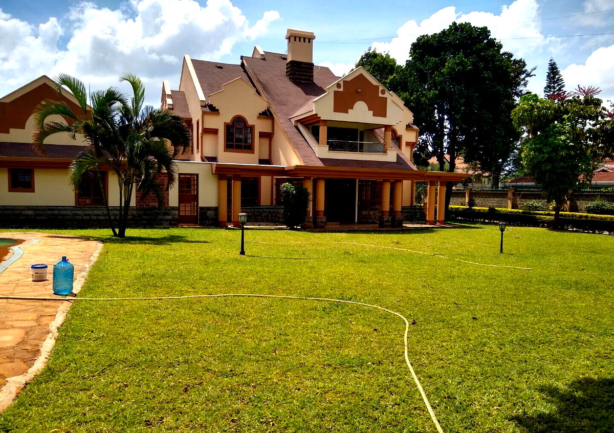 Half-Acre 5BR All-Ensuite Townhouse with Heated Pool - Runda