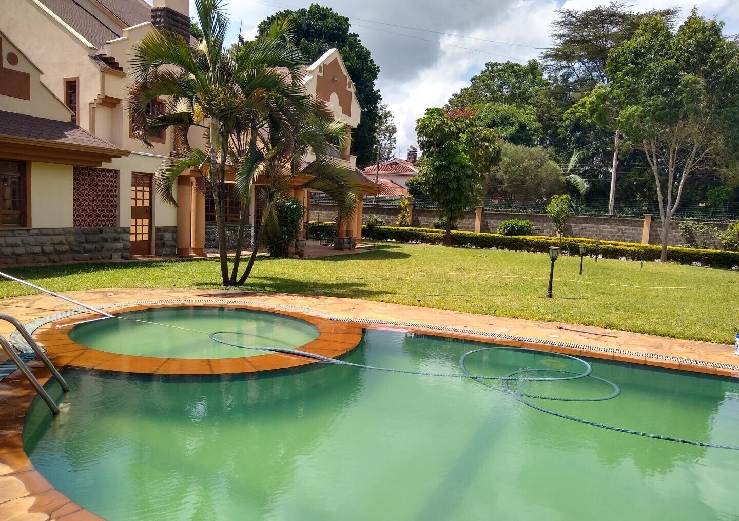 Half-Acre 5BR All-Ensuite Townhouse with Heated Pool - Runda