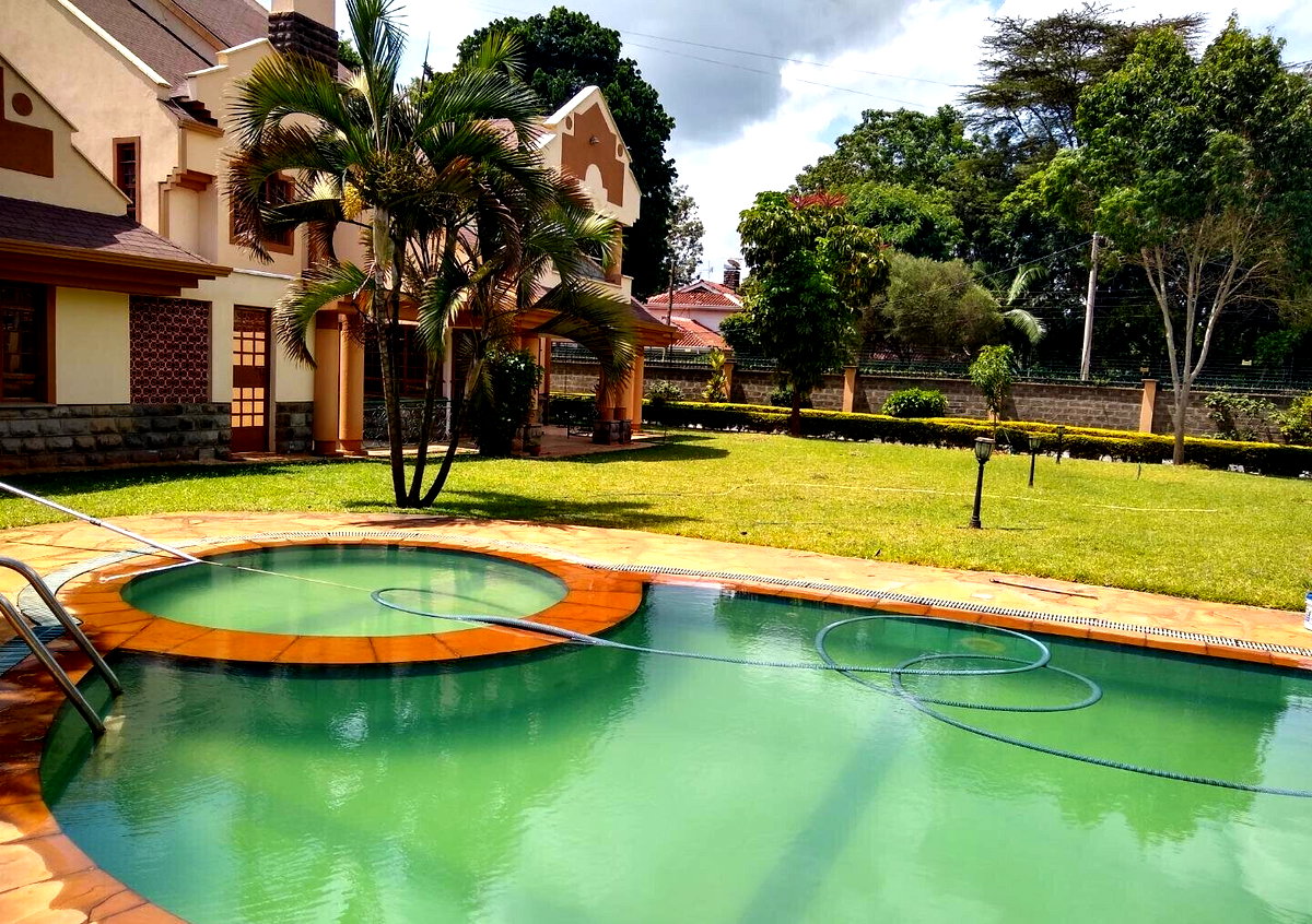 Half-Acre 5BR All-Ensuite Townhouse with Heated Pool - Runda
