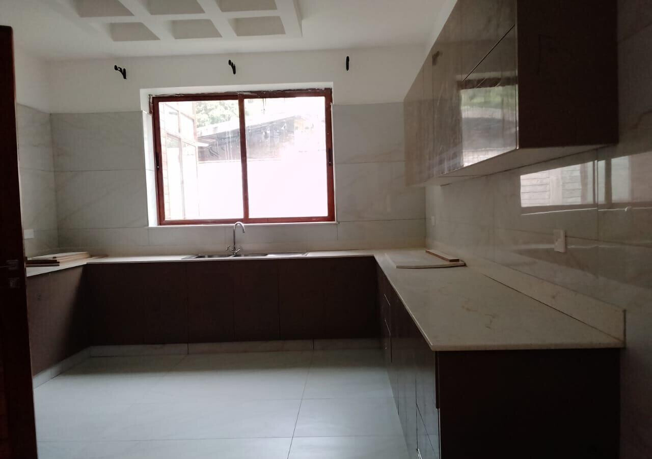 5-Bed Villa with Fireplace & Backup Generator - Lavington