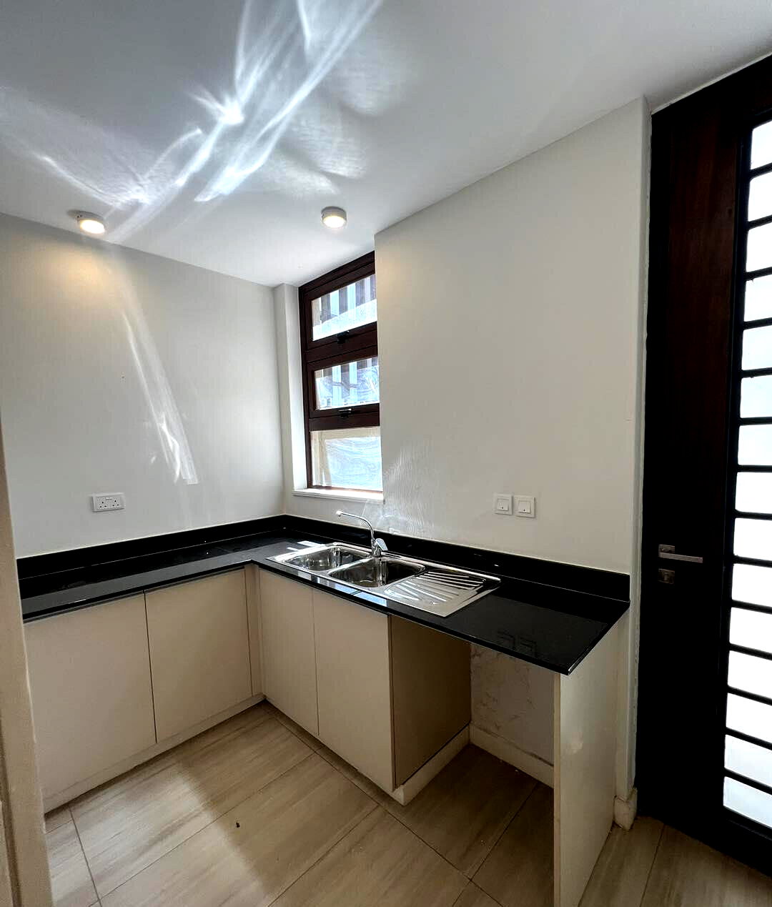 Brand New 4-Bed Townhouse with 2 DSQ & Private Garden - Lavington