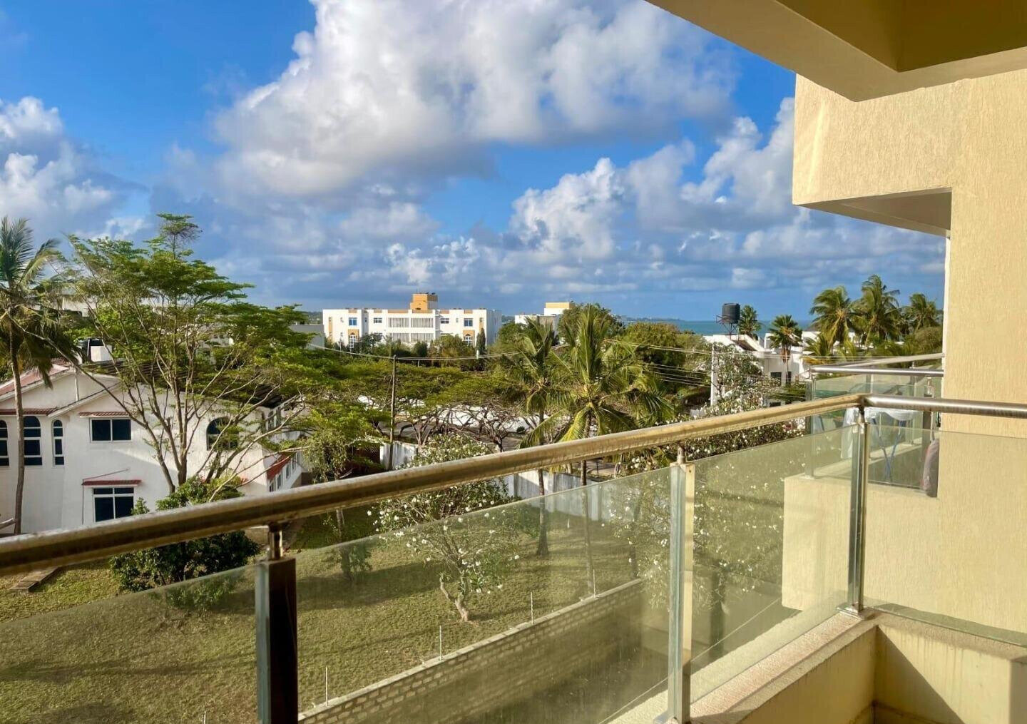 Modern 2BR with Pool & Gym on Baobab Road - Nyali