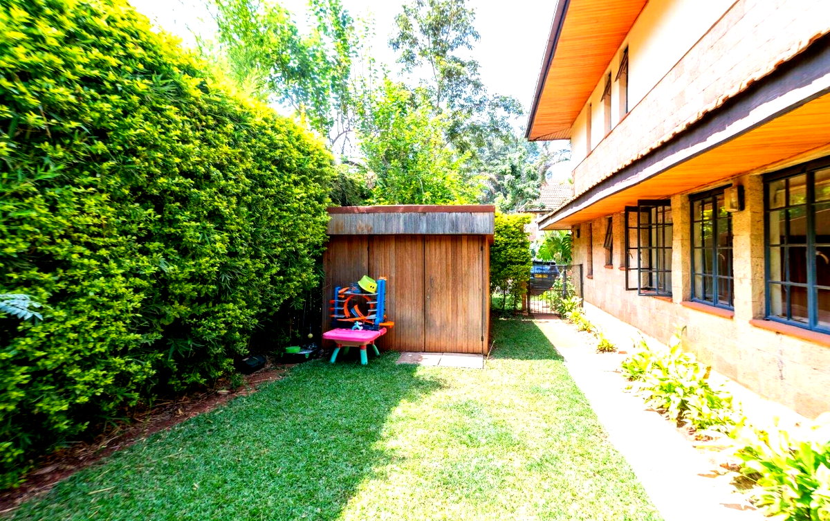 5BR Townhouse with Mahogany Floors & Fireplace - Lower Kabete