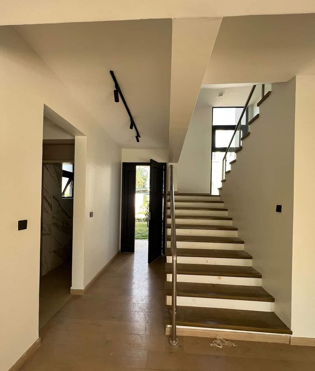 Pet-Friendly 4-Ensuite Townhouse with DSQ & Garden - Lavington