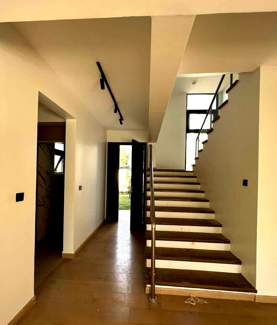 Pet-Friendly 4-Ensuite Townhouse with DSQ & Garden - Lavington