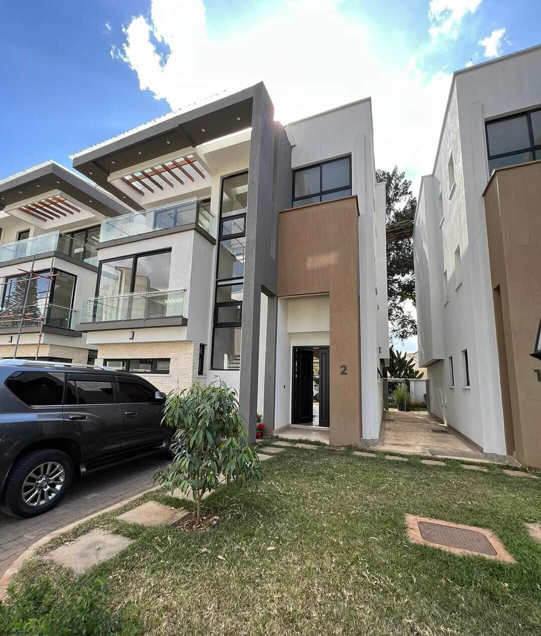 Pet-Friendly 4-Ensuite Townhouse with DSQ & Garden - Lavington
