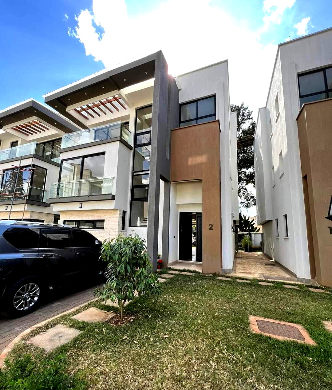 Pet-Friendly 4-Ensuite Townhouse with DSQ & Garden - Lavington