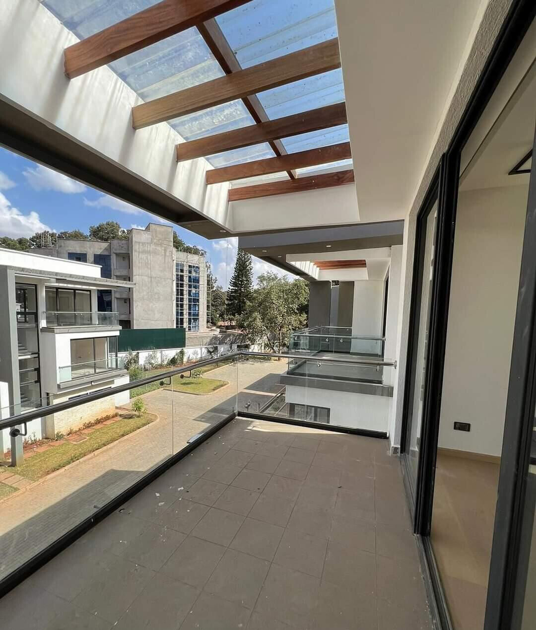 Pet-Friendly 4-Ensuite Townhouse with DSQ & Garden - Lavington