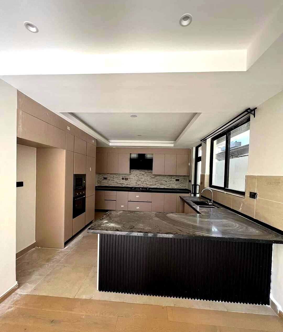 Pet-Friendly 4-Ensuite Townhouse with DSQ & Garden - Lavington