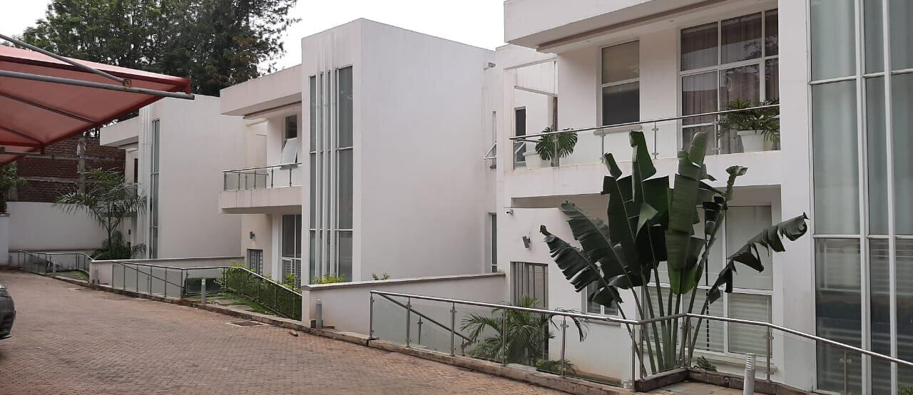 5-Ensuite Townhouse with Private Pool & Jacuzzi - Spring Valley