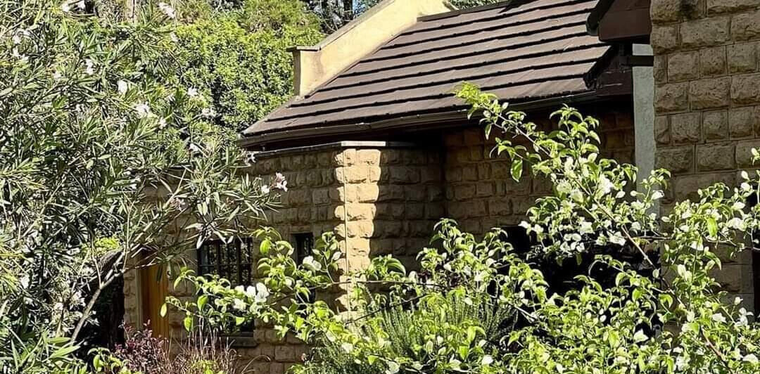 4BR Townhouse with 0.75-Acre Garden & Fireplace – Hardy, Karen