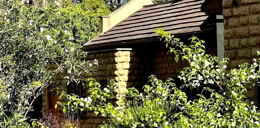 4BR Townhouse with 0.75-Acre Garden & Fireplace – Hardy, Karen