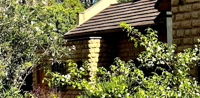 4BR Townhouse with 0.75-Acre Garden & Fireplace – Hardy, Karen