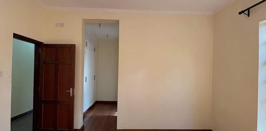 4BR Townhouse with 0.75-Acre Garden & Fireplace – Hardy, Karen