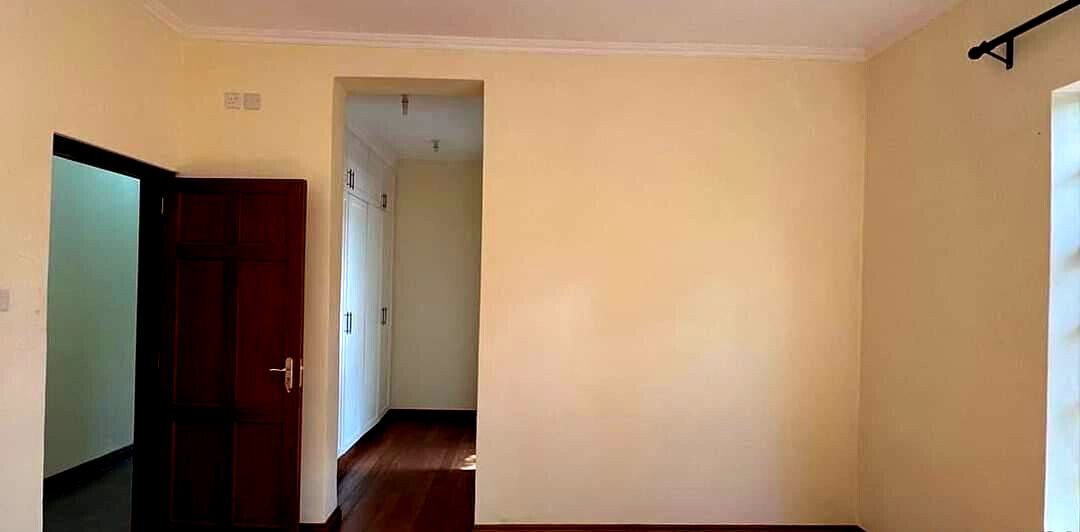 4BR Townhouse with 0.75-Acre Garden & Fireplace – Hardy, Karen
