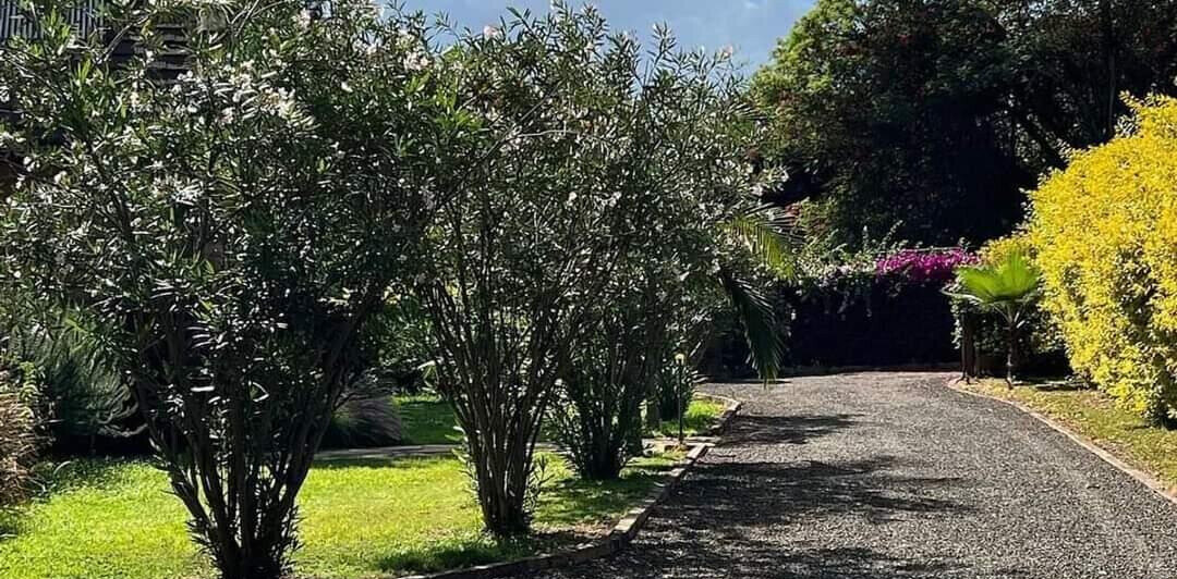 4BR Townhouse with 0.75-Acre Garden & Fireplace – Hardy, Karen