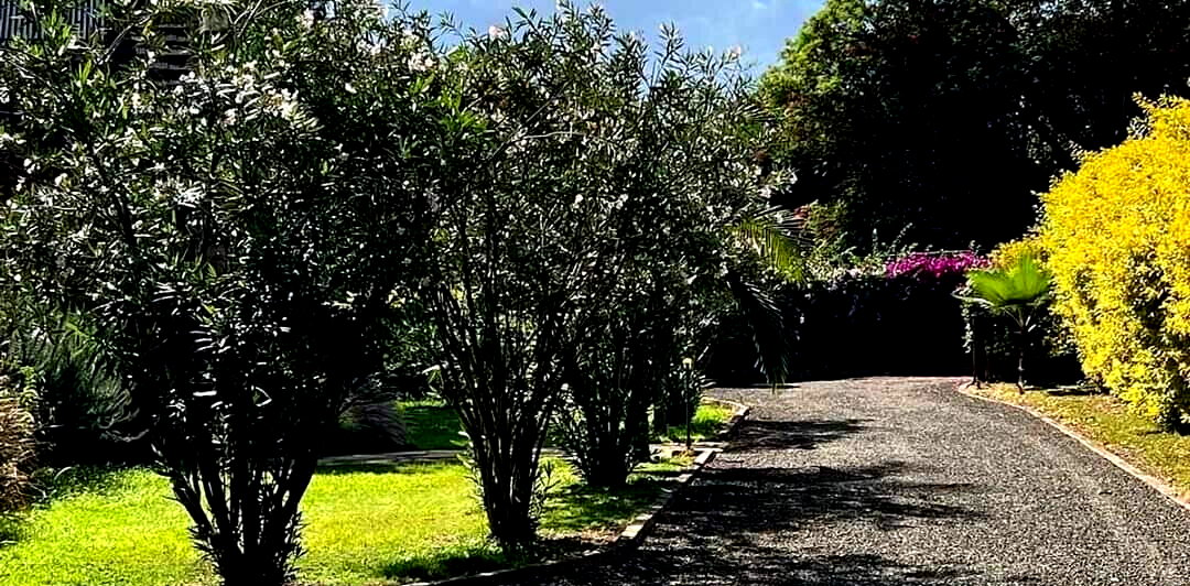 4BR Townhouse with 0.75-Acre Garden & Fireplace – Hardy, Karen