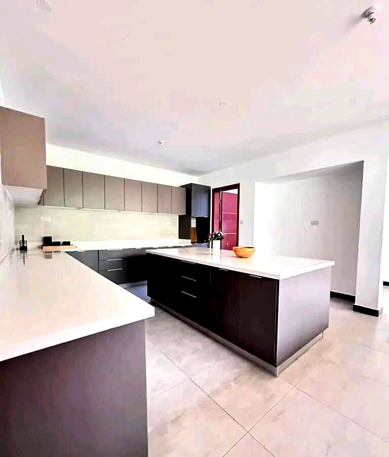 5-Ensuite Townhouse with Ololua Forest Views – Karen
