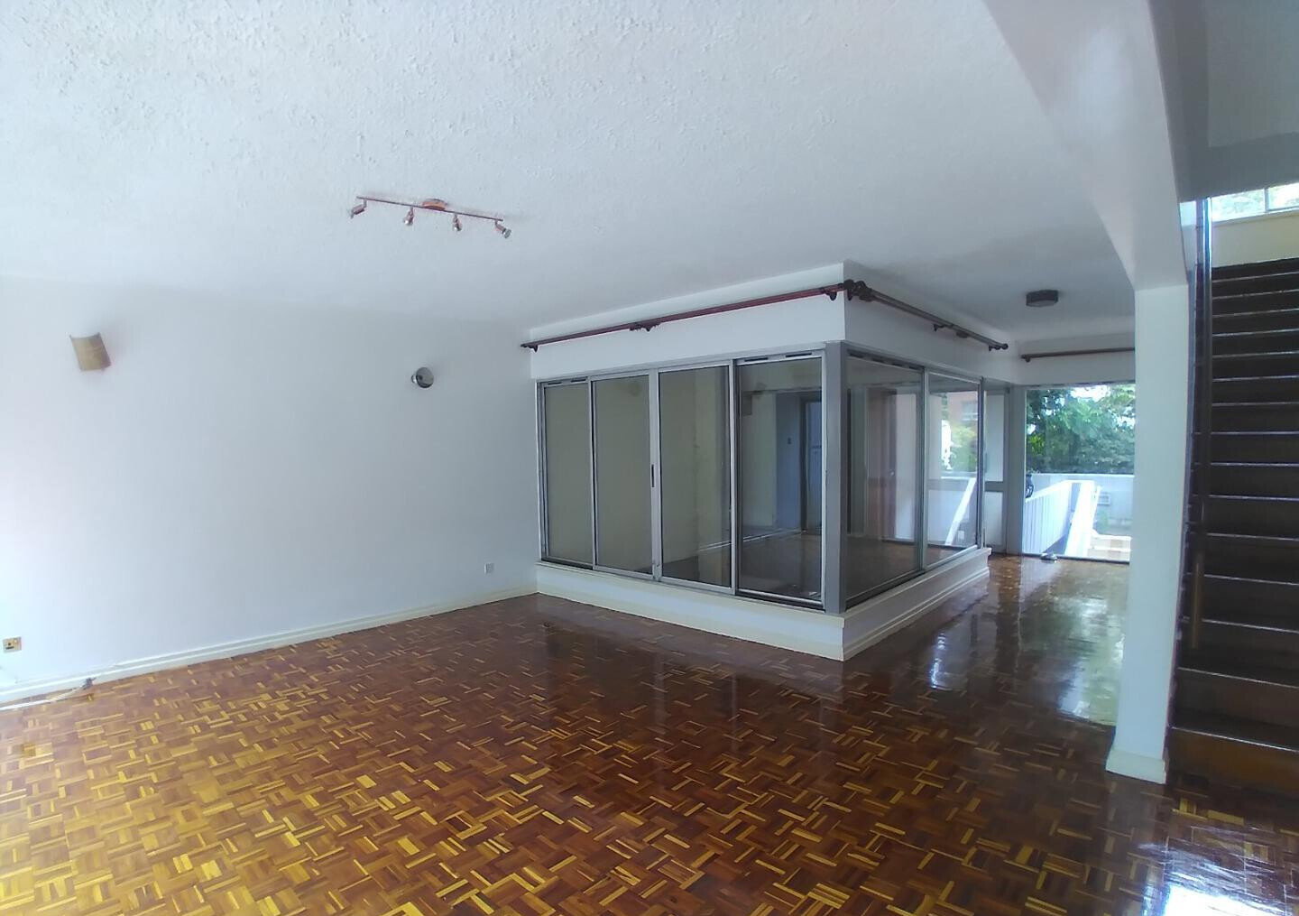 3BR Townhouse with DSQ & Pool Access - Lavington