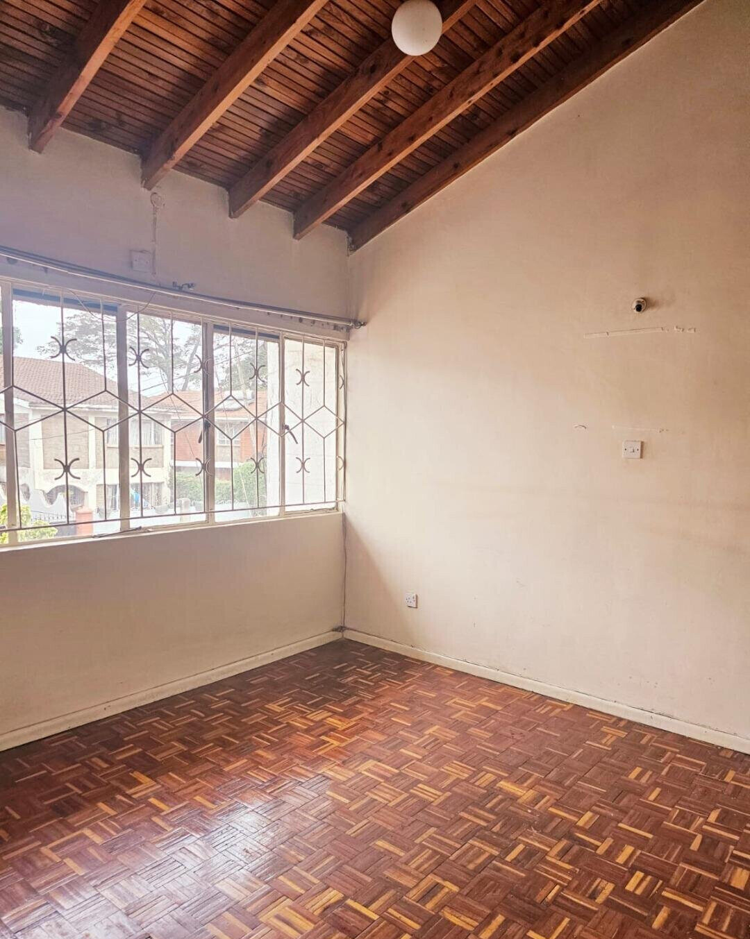 4BR Townhouse with DSQ & Secluded Estate - Lavington