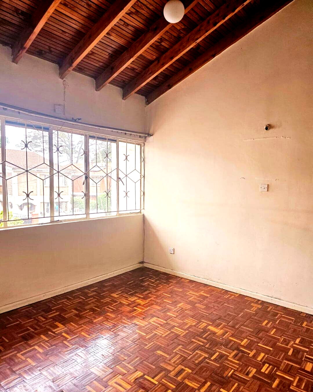 4BR Townhouse with DSQ & Secluded Estate - Lavington