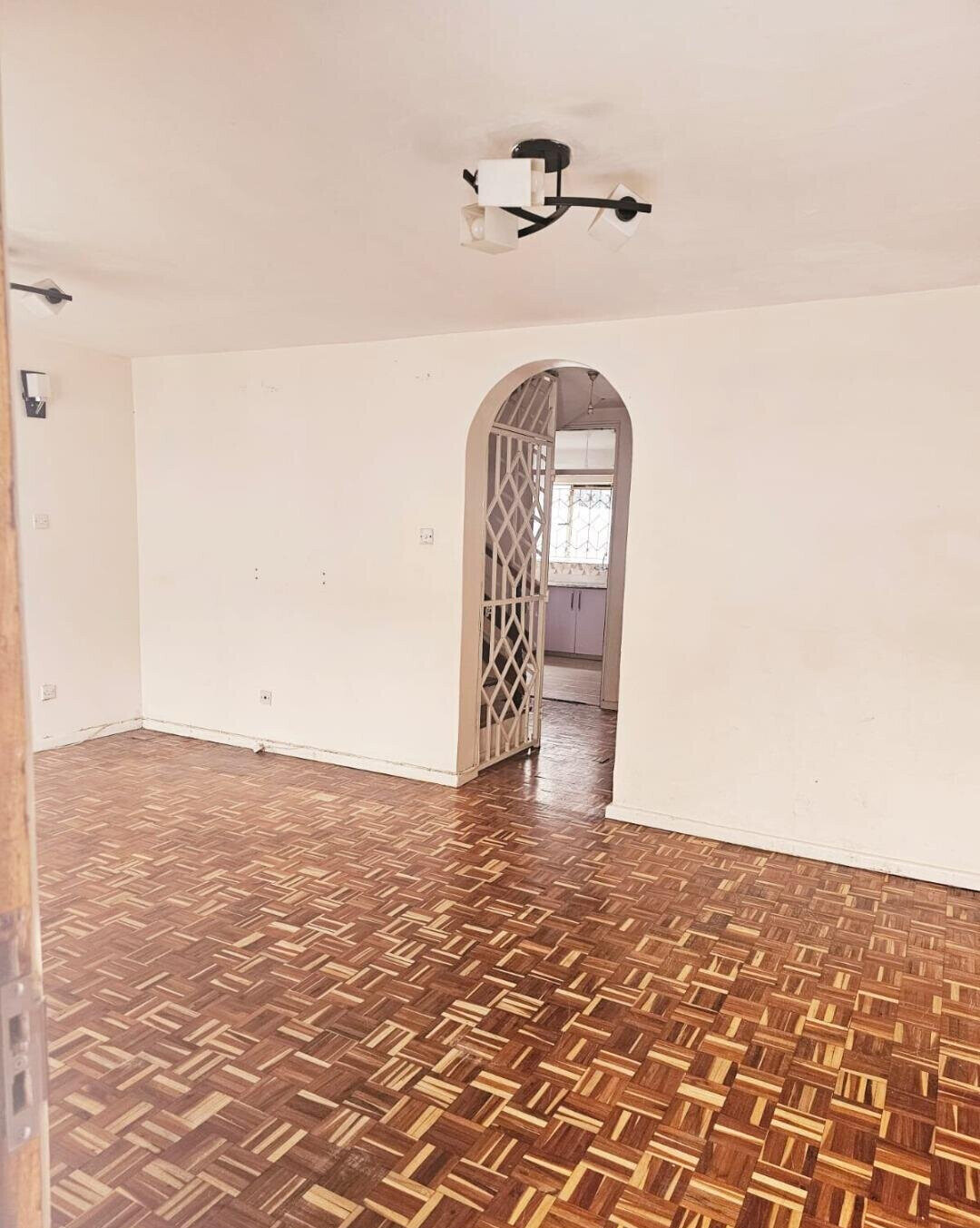 4BR Townhouse with DSQ & Secluded Estate - Lavington