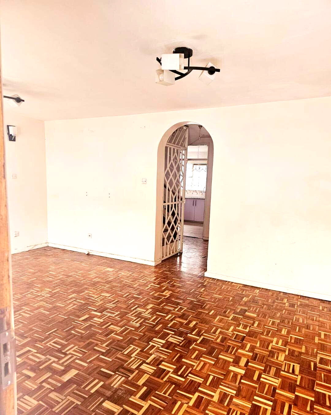 4BR Townhouse with DSQ & Secluded Estate - Lavington