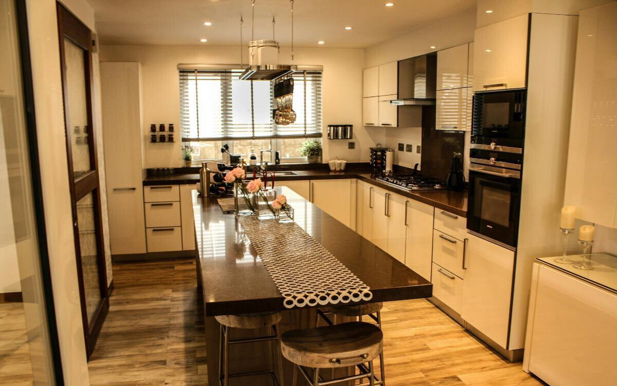 Designer 5BR Townhouse with Jacuzzi & Bar – Kyuna