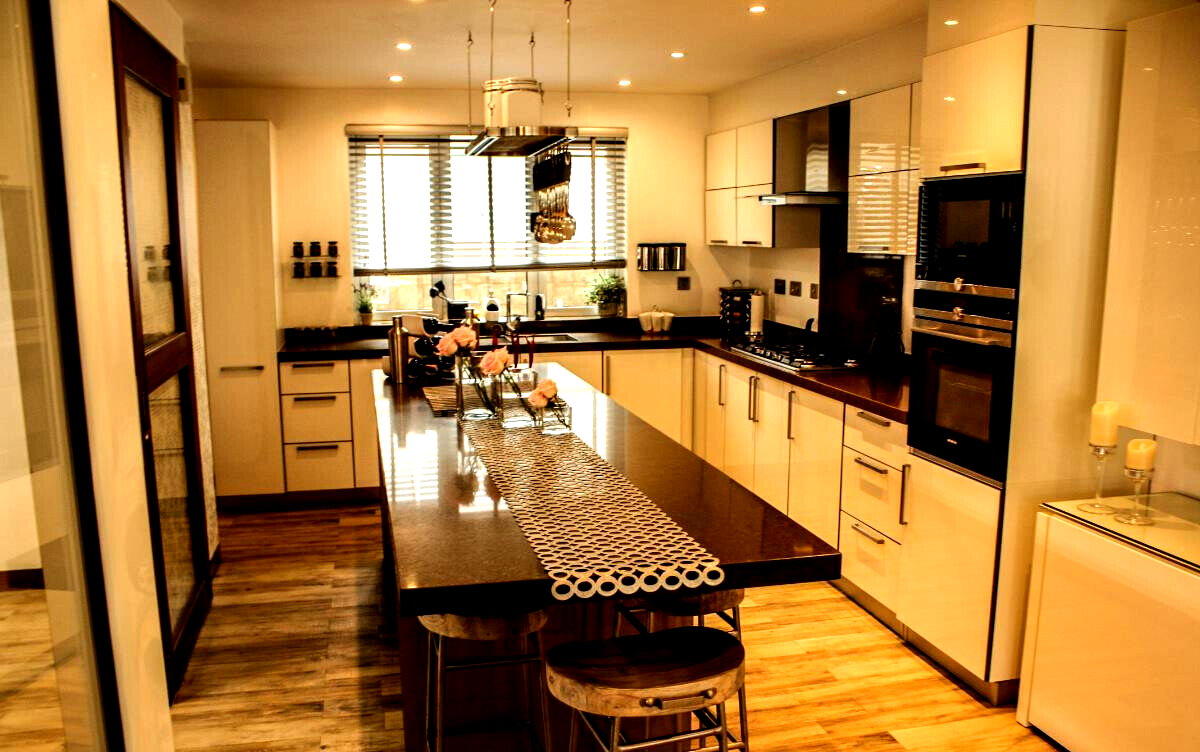 Designer 5BR Townhouse with Jacuzzi & Bar – Kyuna