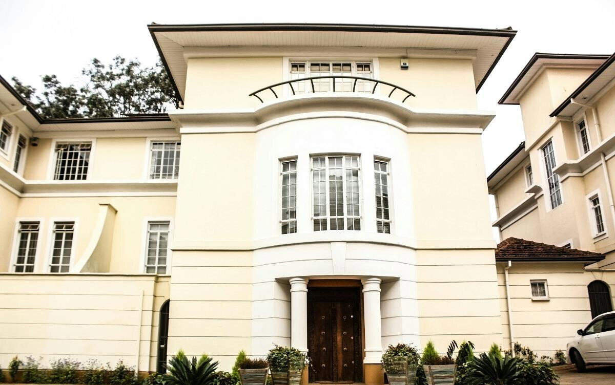 Designer 5BR Townhouse with Jacuzzi & Bar – Kyuna