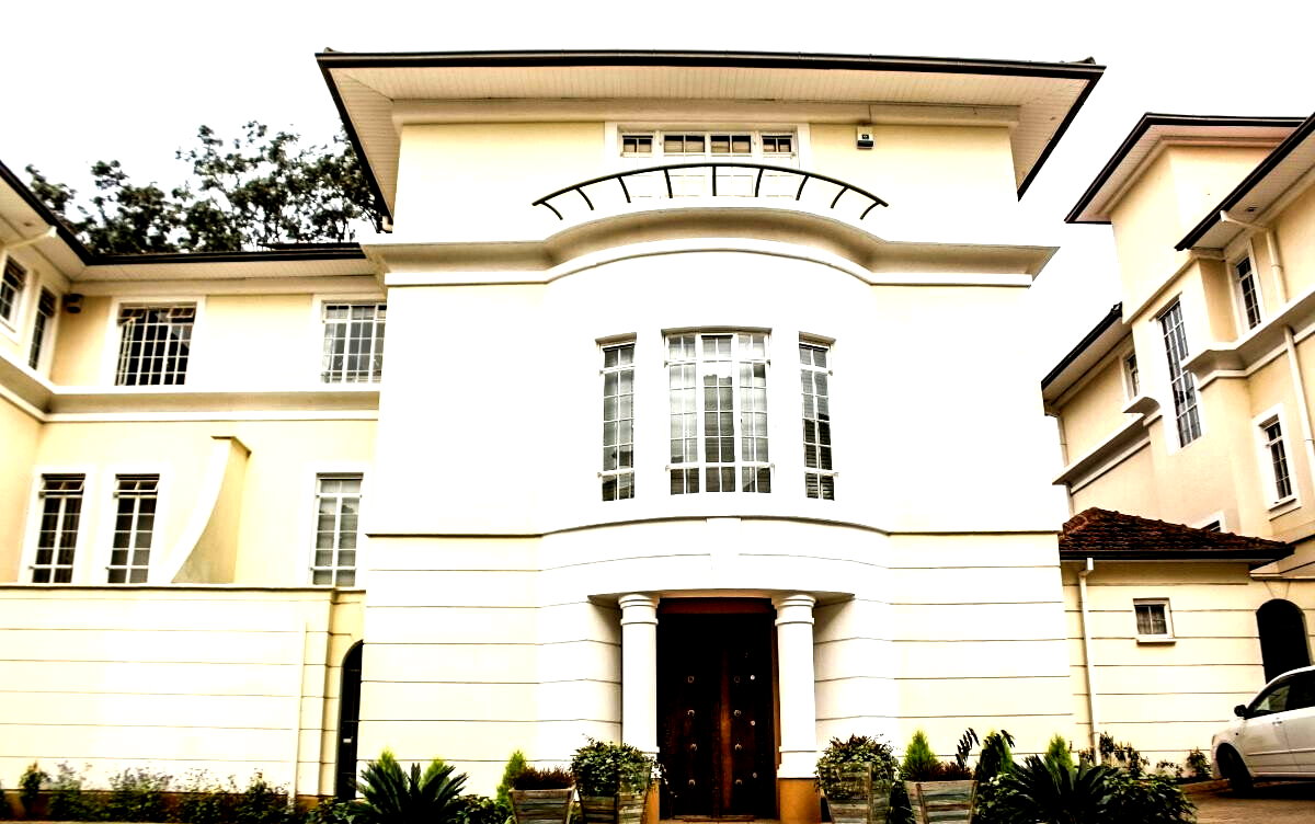 Designer 5BR Townhouse with Jacuzzi & Bar – Kyuna