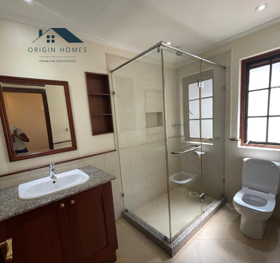 5BR Townhouse with Dual Kitchen & Backup Generator - Westlands