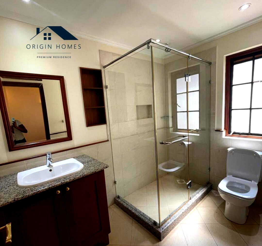 5BR Townhouse with Dual Kitchen & Backup Generator - Westlands