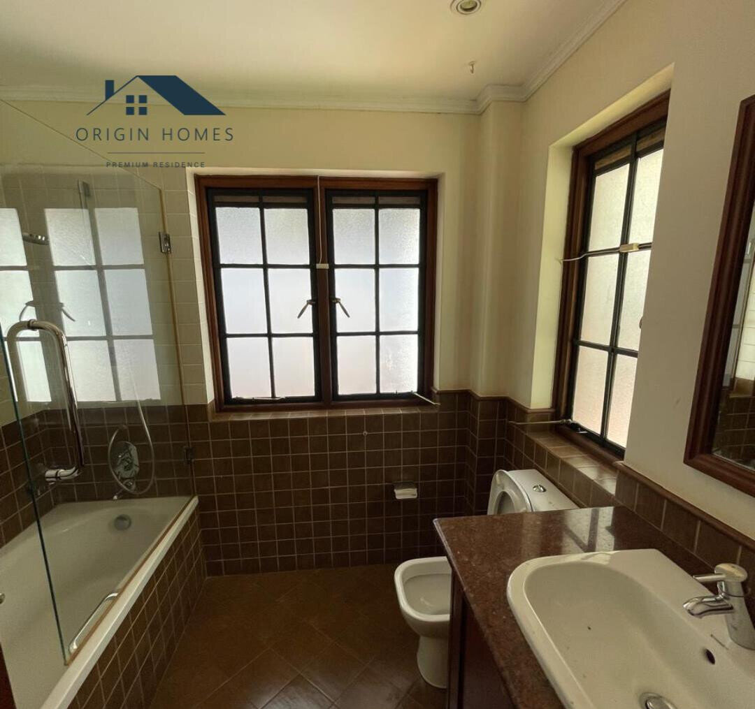 5BR Townhouse with Dual Kitchen & Backup Generator - Westlands