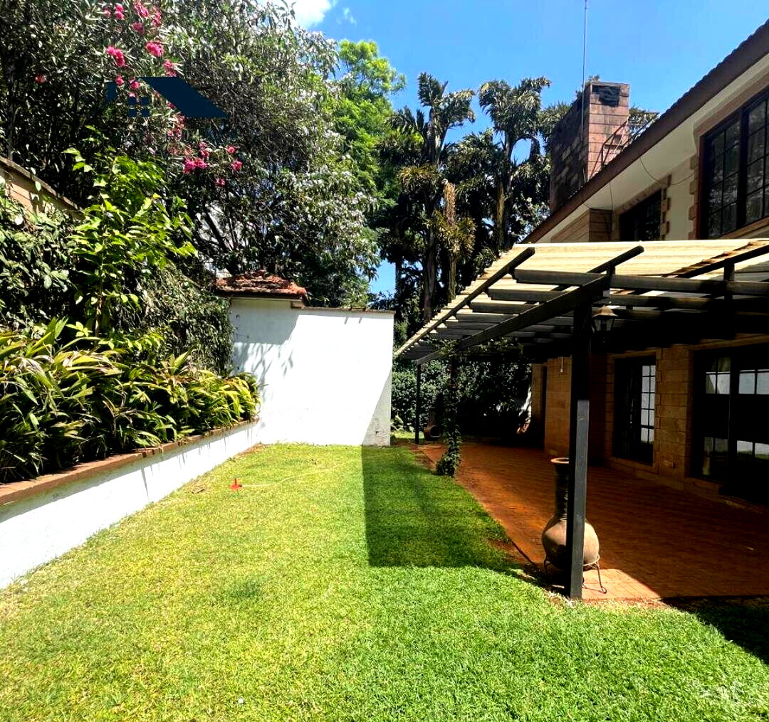5BR Townhouse with Dual Kitchen & Backup Generator - Westlands