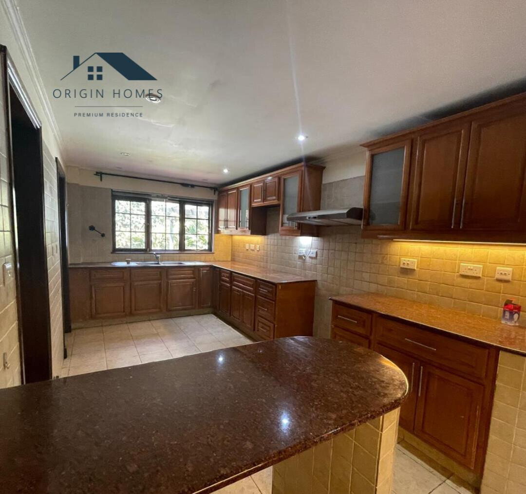 5BR Townhouse with Dual Kitchen & Backup Generator - Westlands