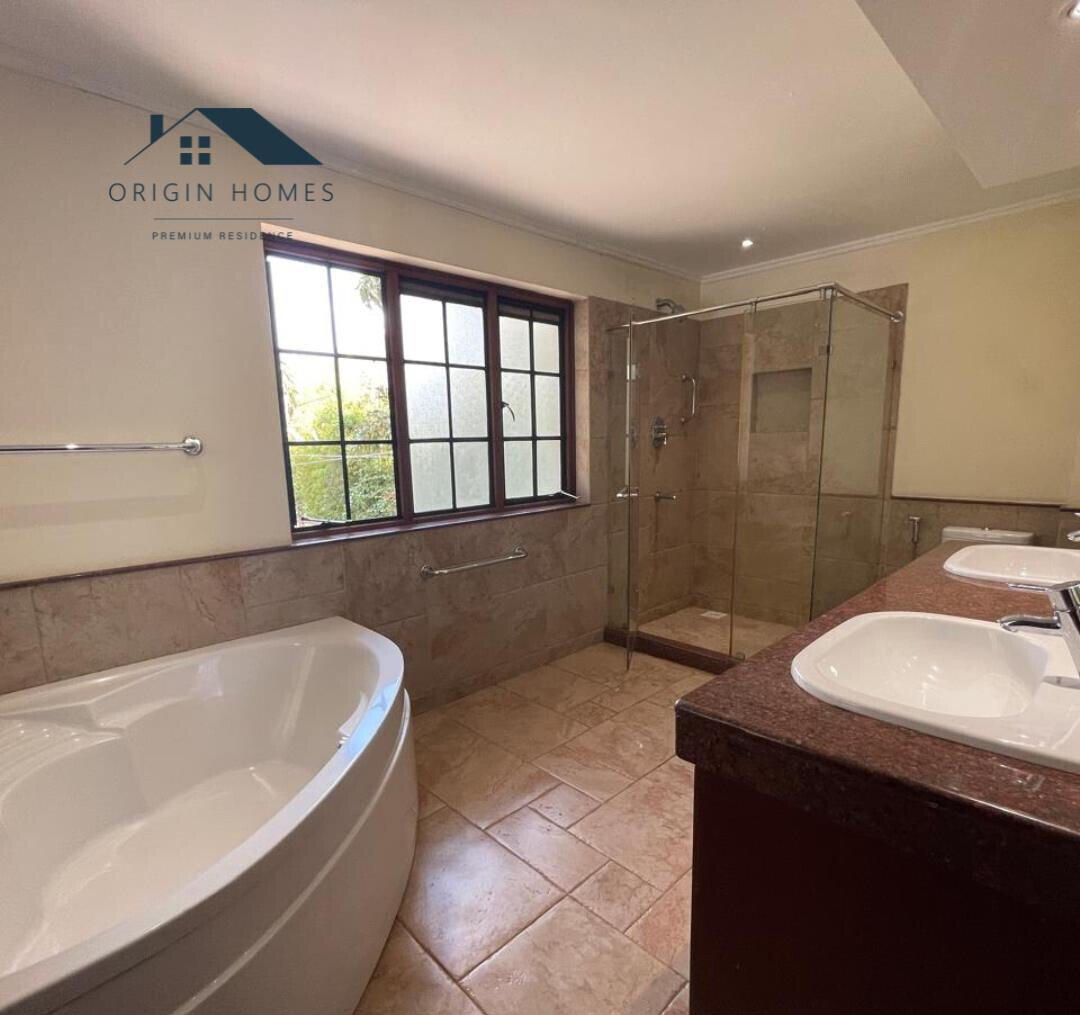 5BR Townhouse with Dual Kitchen & Backup Generator - Westlands